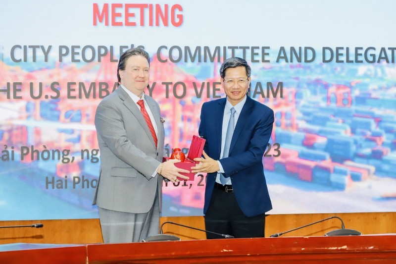  Standing Vice Chairman of Hai Phong city's People’s Committee Le Anh Quan and US Ambassador to Vietnam Marc E. Knapper (Photo: NDO/Ngo Quang Dung)
