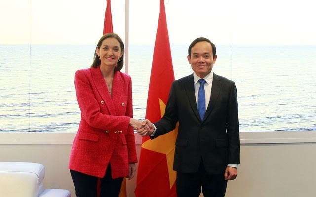 Deputy Prime Minister Tran Luu Quang (R) and Spanish Minister of Industry, Trade and Tourism Reyes Maroto (Photo: VNA)