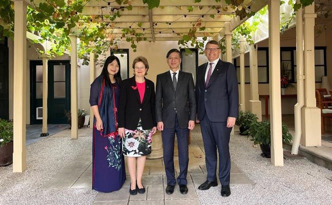 Vietnamese Ambassador to Australia Nguyen Tat Thanh (second from right) and South Australia’s Governor Frances Adamson (second from left). (Photo: VNA)