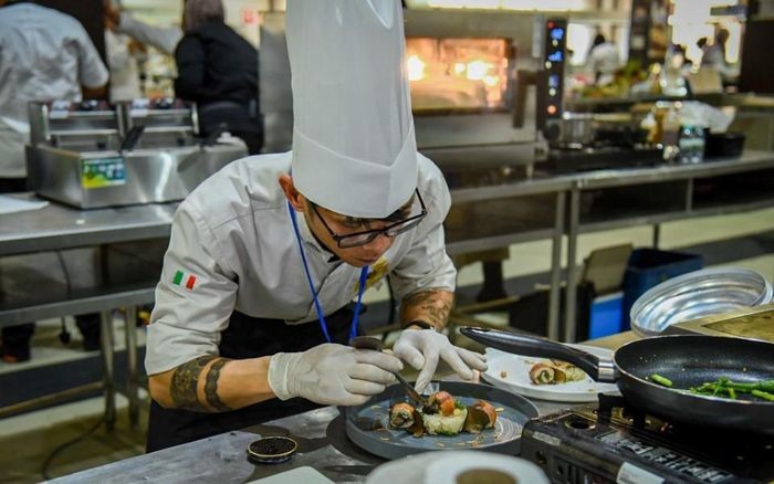 Chef Doan Thanh Dien prepares a dish at Malaysia Culinary World Cup 2023. (Photo: VNA)