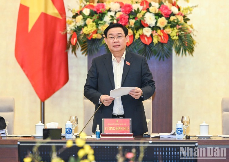 NA Chairman Vuong Dinh Hue speaking at the meeting (Photo: NDO/Duy Linh)