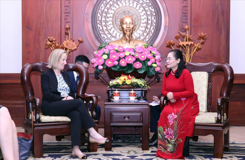 Chairwoman of the HCM City People’s Council Nguyen Thi Le (R) meets with Melissa Brown (second from left), Deputy Assistant Secretary for the Bureau of East Asian and Pacific Affairs at the US Department of State, on March 8. (Photo: VNA)