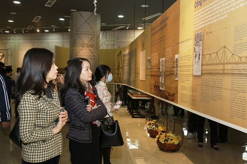 Visitors to the exhibition ‘Long Bien Bridge – A Historical Witness’. (Photo: qdnd.vn)