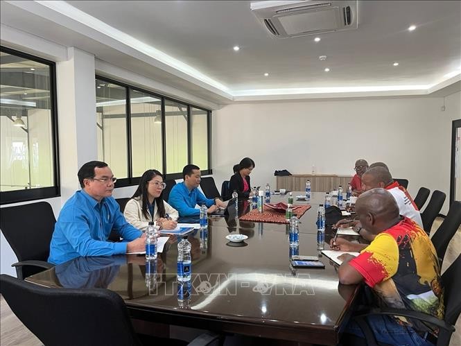 At the working session between the VGCL delegation and leaders of the National Union of Mineworkers (Photo: VNA)