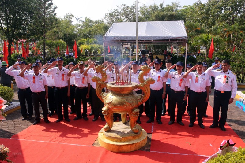 Participants pay tribute to the 64 Gac Ma soldiers. (Photo: VNA)