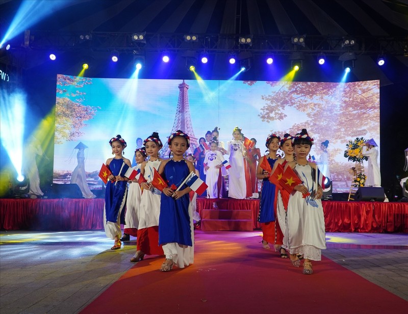 An art performance at the festival (Photo: baodantoc.vn)