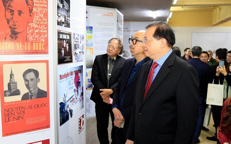 Visitors at the exhibition (Photo: Vietnam Film Festival)