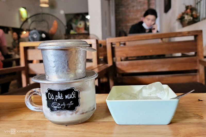 A cup of cold salted coffee tastes better than a hot cup. (Photo by Van An)