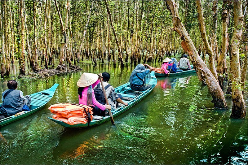 Visitors take a boat tour at Gao Giong eco-tourism site in Cao Lanh district, Dong Thap province. (Photo: dulich.dongthap.gov.vn)