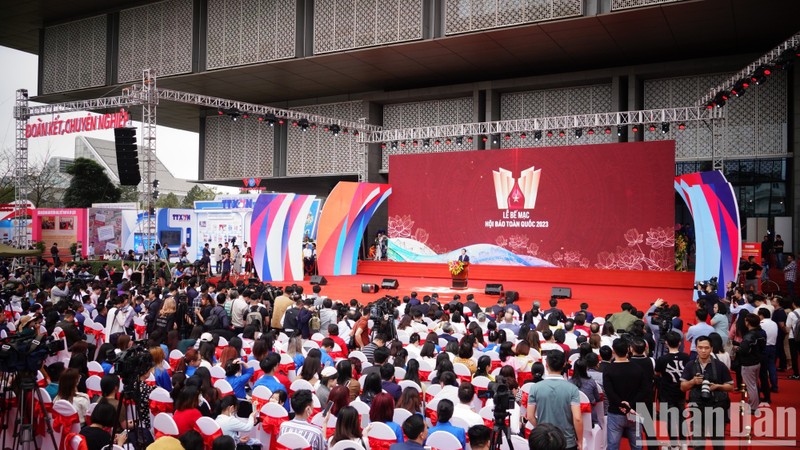An overview of the closing ceremony.