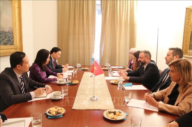 The MoU is inked by Vietnamese Deputy Minister of Foreign Affairs Le Thi Thu Hang and San Marino Minister of Foreign Affairs, International Economic Cooperation and Telecommunications Lucca Beccari at the headquarters of the San Marino Embassy in Rome, Italy, on March 29. (Photo: VNA)