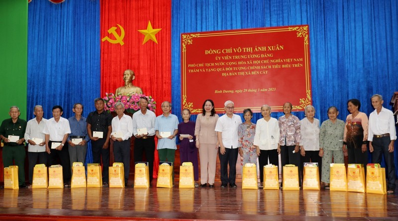 Vice President Vo Thi Anh Xuan presents gifts to policy beneficiaries in Ben Cat Town, Binh Duong Province.