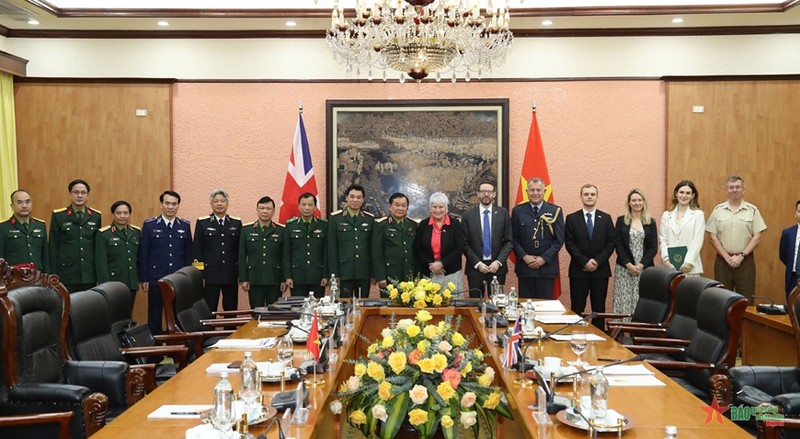Defence officials of Vietnam and the UK at the dialogue (Photo: qdnd.vn)
