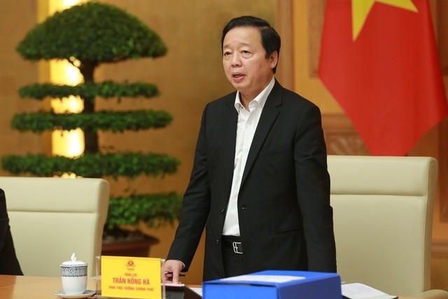 Deputy PM Tran Hong Ha speaks at the meeting on March 30. (Photo: VGP)
