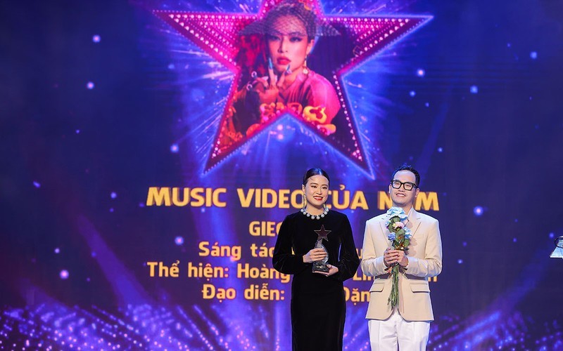 Singer Hoang Thuy Linh and musician Khac Hung at the award ceremony 