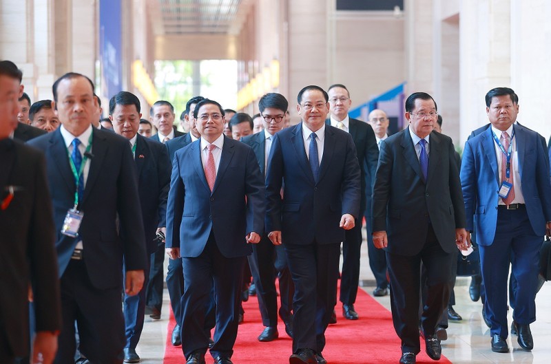 The Vietnamese, Lao, Cambodian PMs agree to enhance connectivity between the three economies. (Photo: VNA)