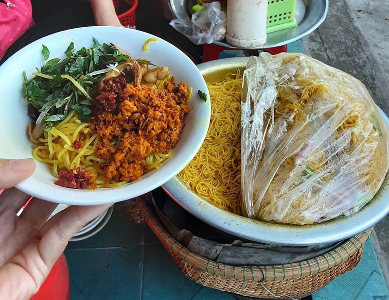 A bowl of stir-fried vermicelli with turmeric and pig intestines (Photo: VnExpress) 
