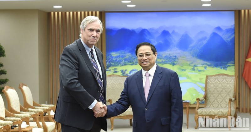 Prime Minister Pham Minh Chinh and US Senator Jeff Merkley.