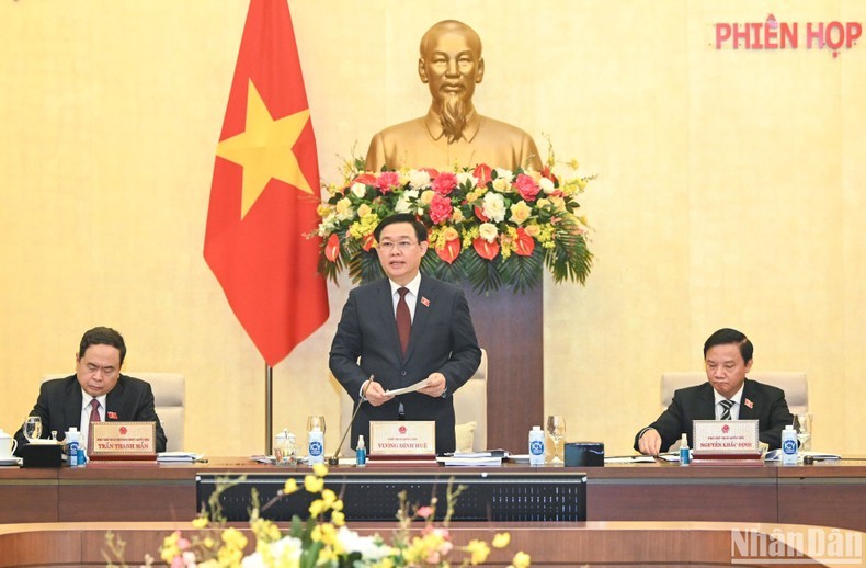 NA Chairman Vuong Dinh Hue speaking at the session (Photo: NDO/Duy Linh)