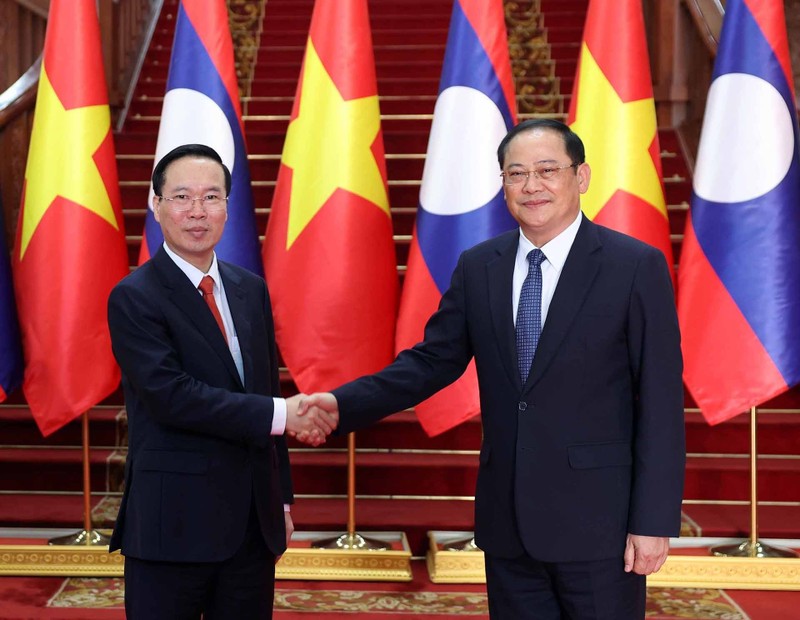 President Vo Van Thuong (L) and Lao Prime Minister Sonexay Siphandone (Photo: VNA)