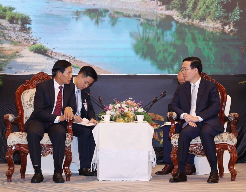 President Vo Van Thuong (R) and resident of the Lao Front for National Construction Central Committee Sinlavong Khoutphaythoune. (Photo: VNA)