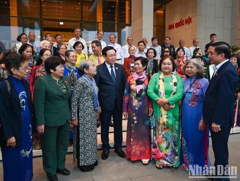 NA Chairman Vuong Dinh Hue meets Ho Chi Minh City’s former political prisoners (Photo: NDO/Duy Linh)