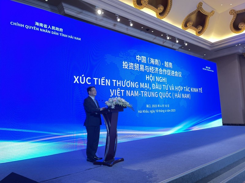 Vietnamese Minister of Industry and Trade Nguyen Hong Dien addresses the conference. (Photo: VNA)