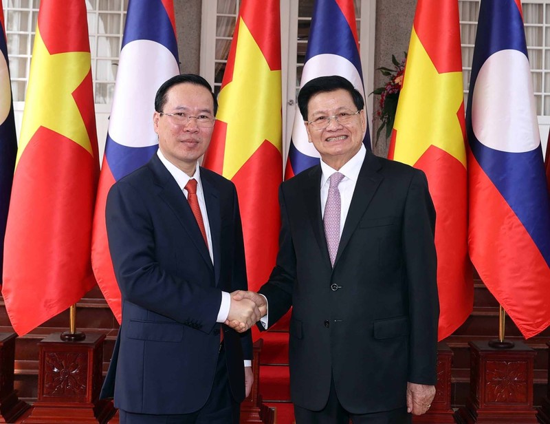 President Vo Van Thuong (L) and Party General Secretary and President of Laos Thongloun Sisoulith at a welcome ceremony for the former on April 10. (Photo: VNA)