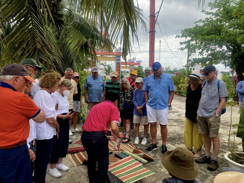 Holidaymakers, who are on a tour of the Silver Muse cruise ship, visit a traditional craft village on the outskirts of Nha Trang city. (Photo: VNA)