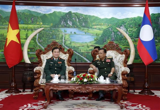 Deputy Minister of National Defence Sen. Lieut. Gen. Hoang Xuan Chien (L) meets with Lao Deputy Prime Minister and Minister of National Defence Gen. Chansamone Chanyalath. (Photo: VNA)