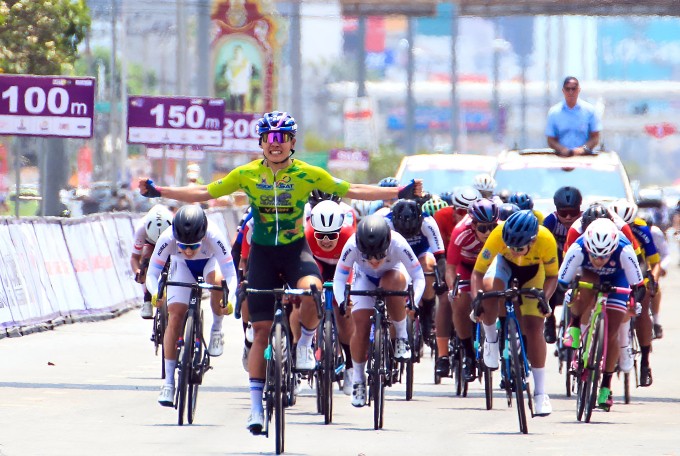 Vietnamese cyclist Nguyen Thi That on April 9 finishes first in the second stage of the Princess Maha Chakri Sirindhorns Cup Women's Tour of Thailand.(Photo: vnexpress.net)