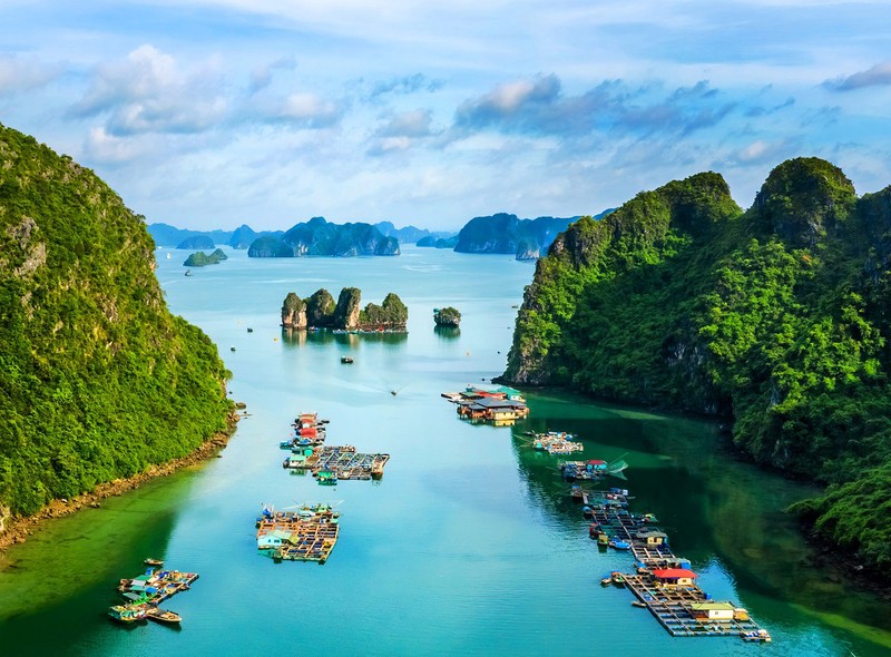 A view of Ha Long Bay 