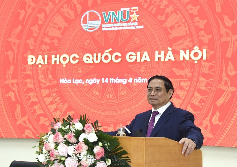 Prime Minister Pham Minh Chinh speaking at a meeting with students of Vietnam National University, Hanoi. (Photo: NDO)