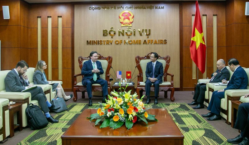 Deputy Minister of Home Affairs Vu Chien Thang (R) and Ambassador Marc E. Knapper (Photo: tcnn.vn)