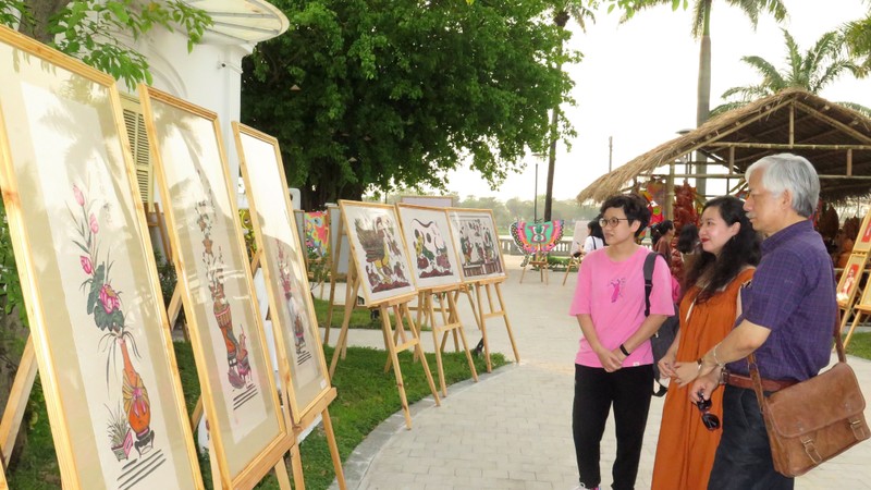 Visitors at the exhibition (Photo: VNA)