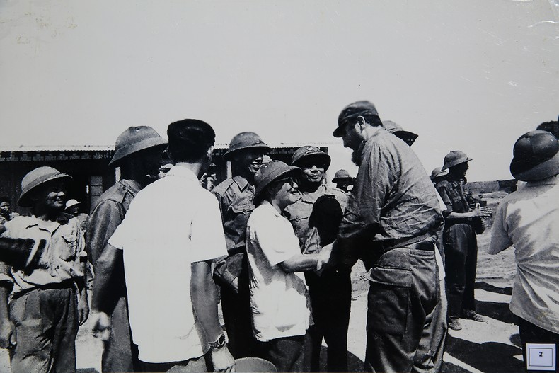 Chairman of the Quang Tri Provincial Liberation Front Committee Le Hanh (Le Xich) welcomes Cuban President Fidel Castro at the southern bank of the Ben Hai River.