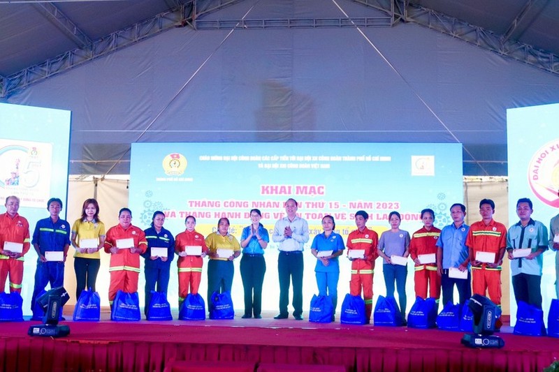 Gifts presented to disadvantaged trade union members and workers at the event (Photo: plo.vn)