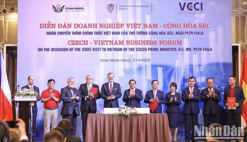 Prime Minister Pham Minh Chinh (centre) and his Czech counterpart Petr Fiala (fourth, left) witnessed the signing of a cooperation agreement between Vietjet and F Air of the the Czech Republic. (Photo: NDO)