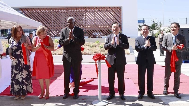 National Assembly Chairman Vuong Dinh Hueand President of the National Assembly of People's Power of Cuba Esteban Lazo Hernandez cut the ribbon to inaugurate Suchel-TBV washing powder factory (Photo: VNA)