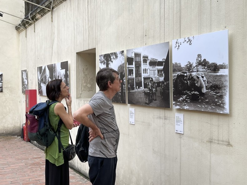 Visitors at the exhibition 'Hanoi - A city in photography' 