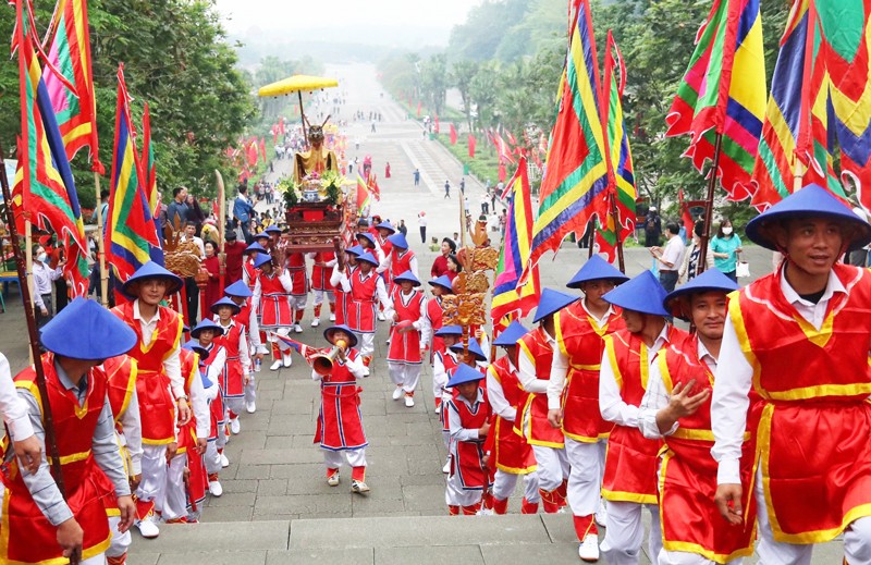 A palanquin procession held within the framework of the Hung Kings Temple Fesitival 2023 (Photo: hanoimoi.com.vn)