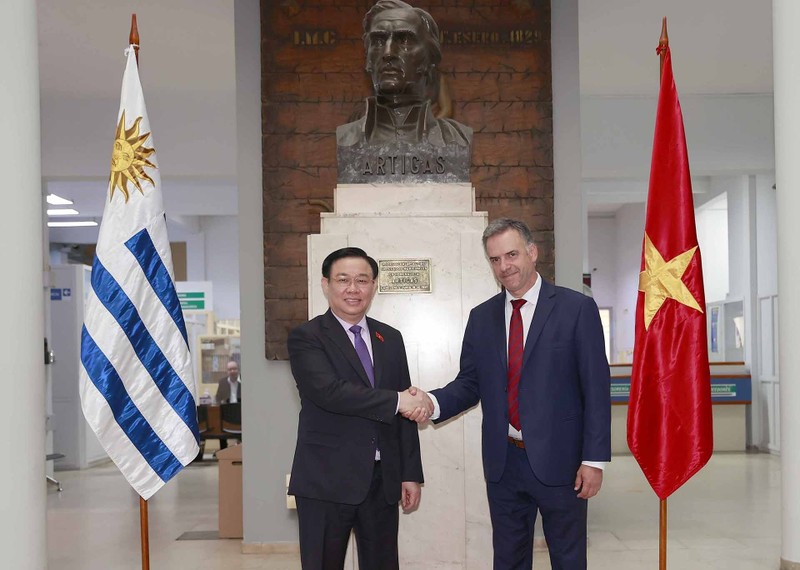 National Assembly Chairman Vuong Dinh Hue (L) receives Yamadu Ramon Antonio Orsi Martinez, Governor of Uruguay’s Canelones province. (Photo: VNA)