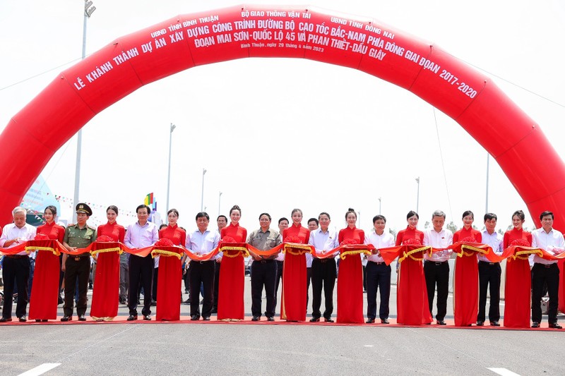 PM Pham Minh Chinh and officials cut the ribbon to inaugurate the Phan Thiet - Dau Giay and Mai Son - National Highway 45 sections at the ceremony in Binh Thuan province on April 29. (Photo: suckhoedoisong.vn)