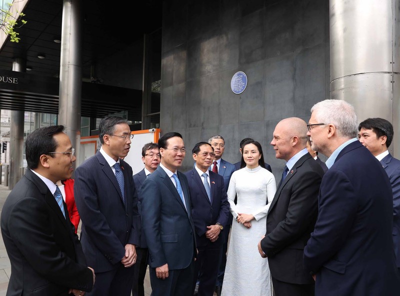 President Vo Van Thuong (3rd, L) at the plaque commemorating late President Ho Chi Minh at New Zealand House on Haymarket street in London. (Photo: VNA)