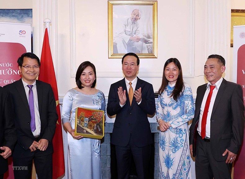 State President Vo Van Thuong (centre) presents a gift to the Association of Overseas Vietnamese in the UK (Photo: VNA)