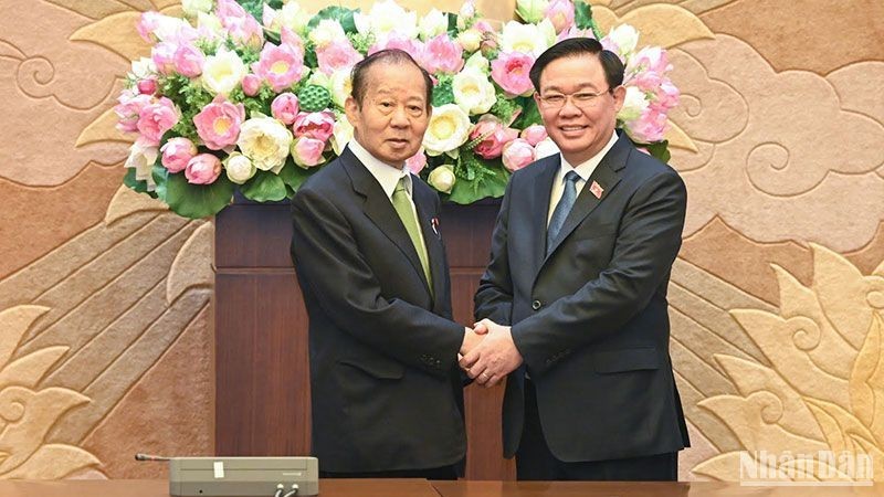 NA Chairman Vuong Dinh Hue (R) and Chairman of the Japan - Vietnam Parliamentary Friendship Alliance Nikai Toshihiro. (Photo: NDO/Duy Linh)