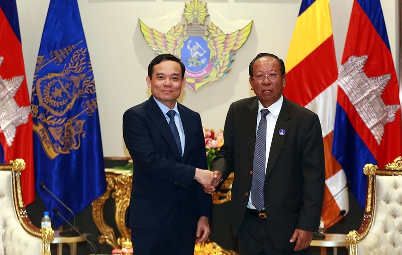 Vietnamese Deputy Prime Minister Tran Luu Quang (L) and Cambodian Deputy Prime Minister and Minister of Defence Samdech Tea Banh. (Photo: VNA)