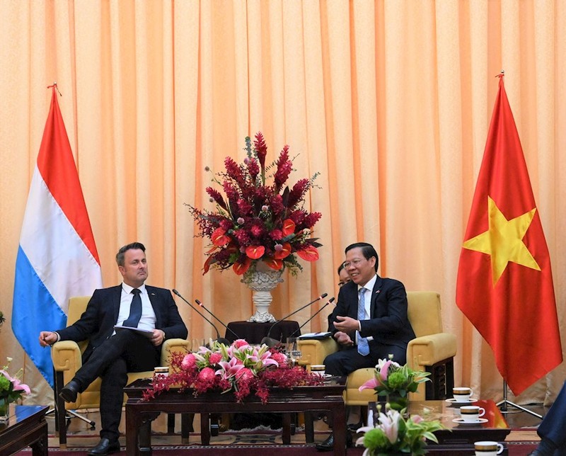 Chairman of the HCM City People’s Committee Phan Van Mai (R) receives Prime Minister of Luxembourg Xavier Bettel (Photo: hcmcpv.org.vn)