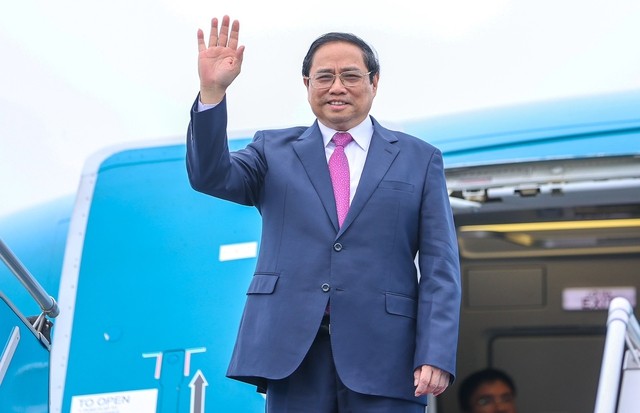 Prime Minister leaves Hanoi for 42nd ASEAN Summit in Indonesia (Photo: VGP)