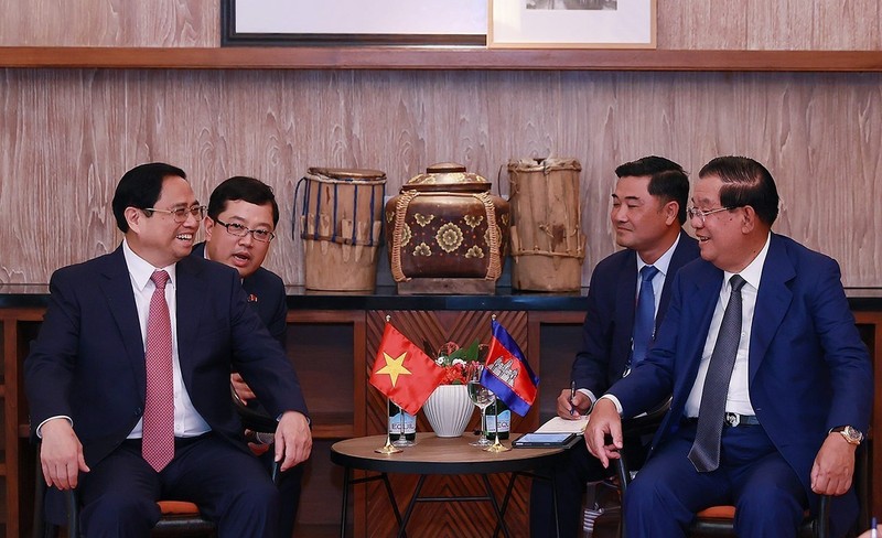 PM Pham Minh Chinh (left) and his Cambodian counterpart Samdech Techo Hun Sen at their meeting in Labuan Bajo, Indonesia, on May 9. (Photo: VNA)